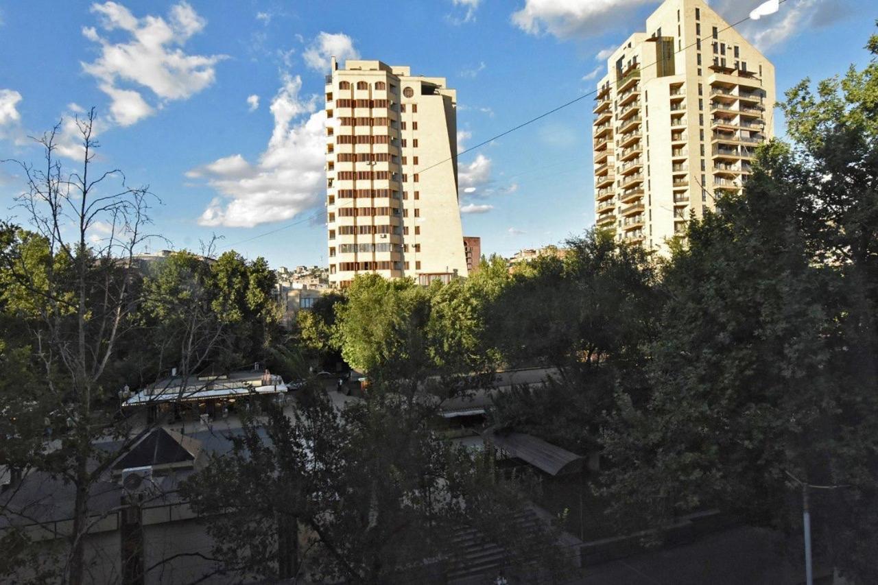 Beautiful Apartment Near The Republic Square Erevan Esterno foto
